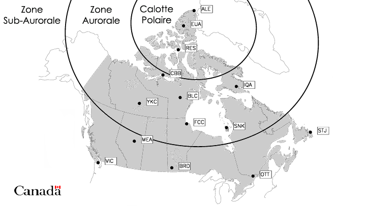 Carte montrant la localisation des zones d'activité magnétique au Canada. La zone aurorale est une bande qui croise la baie d'Hudson et du Yukon. Au nord il y a la calotte polaire. Au sud de la zone aurorale est la zone sub-aurorale.